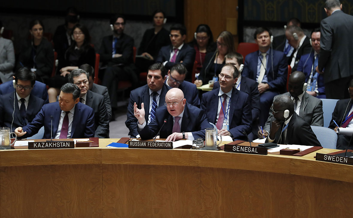 Постоянный представитель России в Совете Безопасности ООН Василий Небензя (в центре)