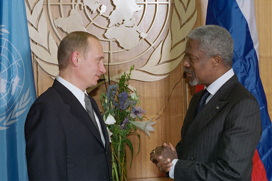 Нью-Йорк. 17 ноября 2001 года. Президент РФ Владимир Путин провел встречу с генеральным секретарем ООН Кофи Аннаном в штаб-квартире ООН