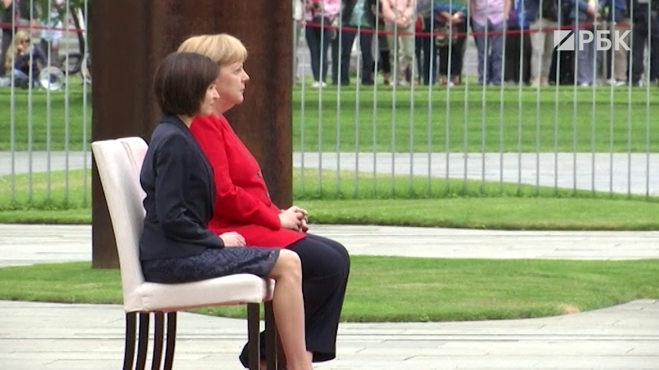 Меркель сидя прослушала гимн Молдавии на встрече в Берлине