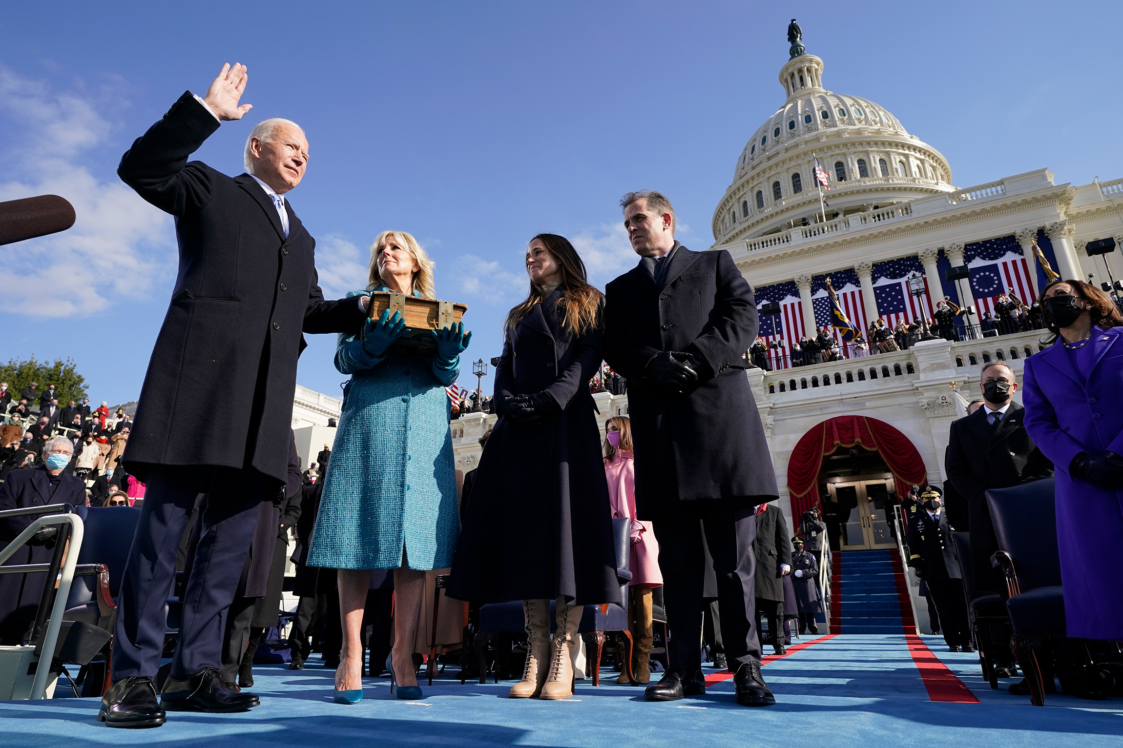 Байден был приведен к присяге 20 января 2021 года как 46-й президент США. Он стал старейшим президентом в истории страны.