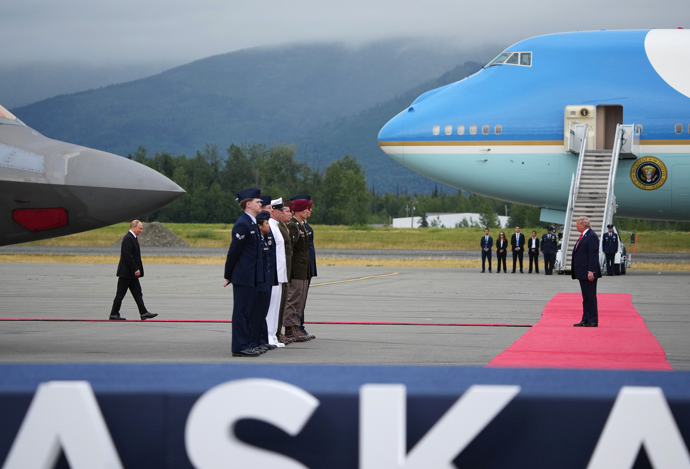 Трамп встретил Путина на красной ковровой дорожке. Лидеры пожали друг другу руки и сели в машину президента США