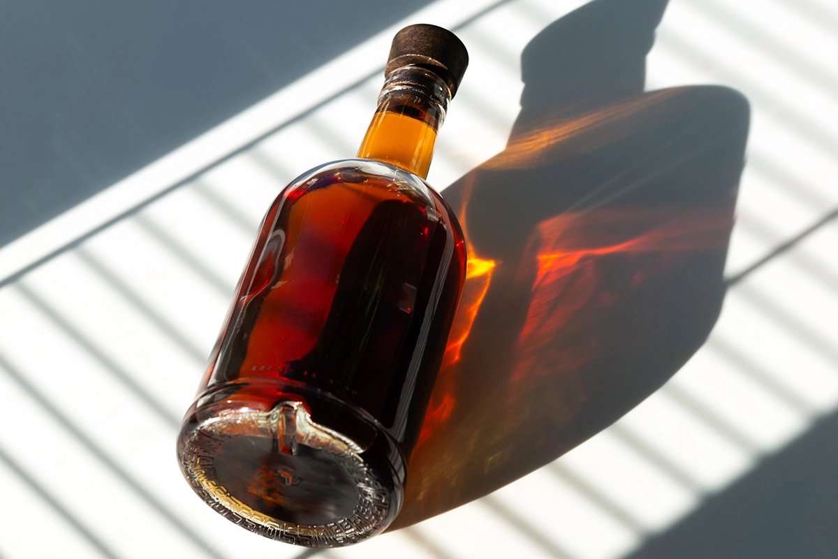 Обладатель 20 рекордов Гиннеса за свою коллекцию спиртного и владелец пяти редких бутылок виски Macallan 1926 вьетнамец Нгуен Динь Туан Вьет заказал итальянскому художнику Роберто Ферри расписать этикетки бутылок из своей коллекции