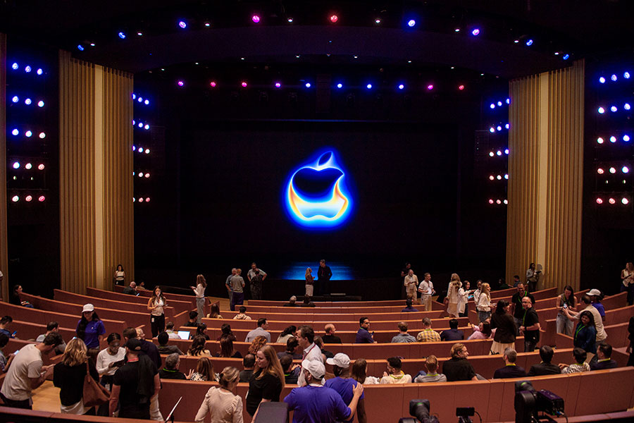 Логотип Apple перед презентацией новых моделей iPhone в театре Стива Джобса в Купертино, Калифорния, США, 9 сентября 2025 года (Фото: Андрей Соколов / dpa / Global Look Press)
