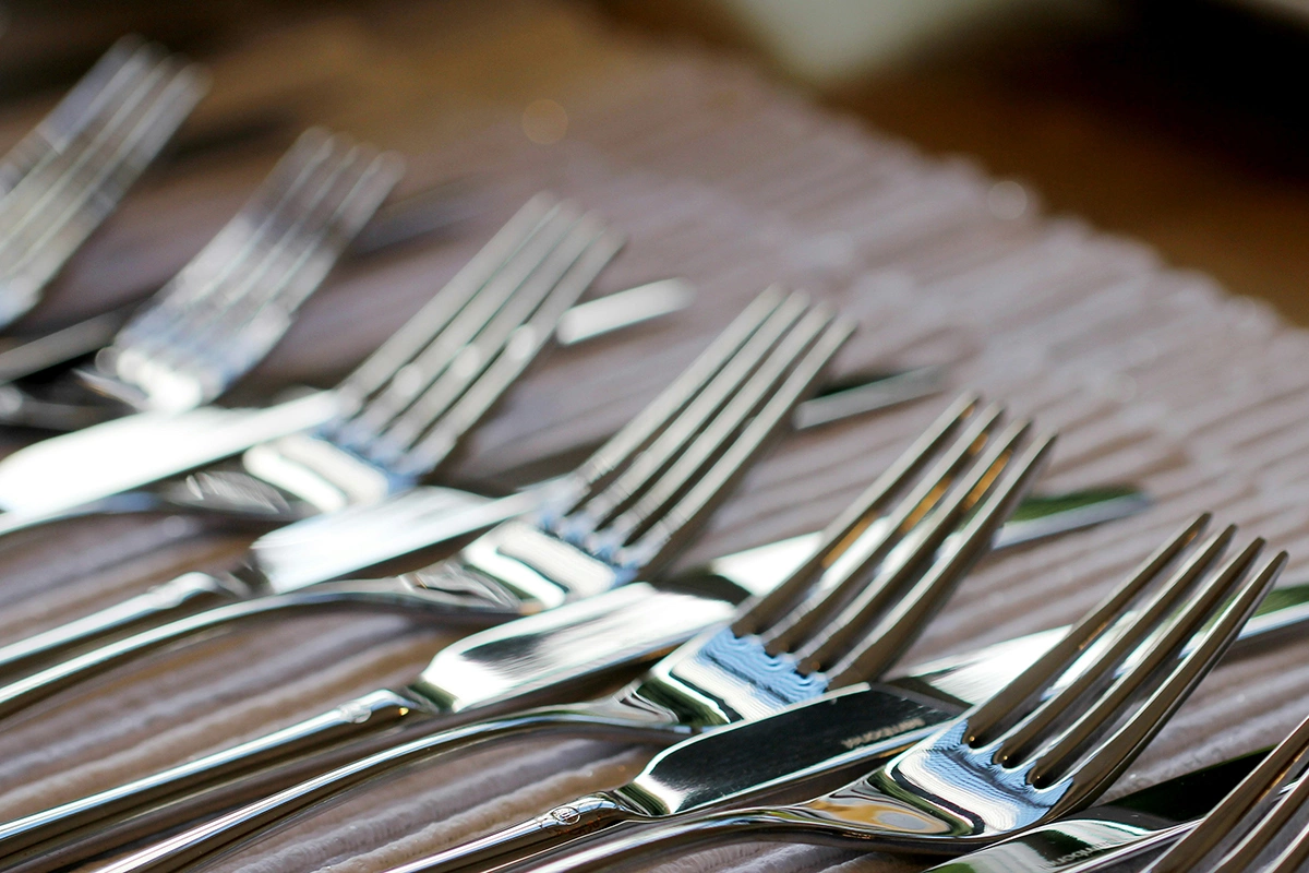 В зависимости от выбора блюд гостем столовые приборы подбирает официант