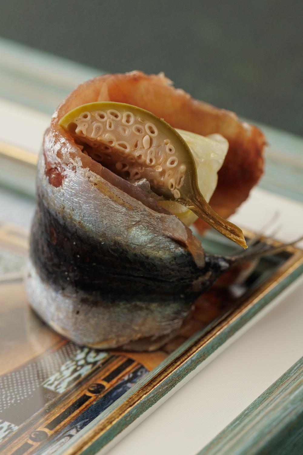 Cлабосоленые сардины с апельсином, фенхелем и бутонами каперсов