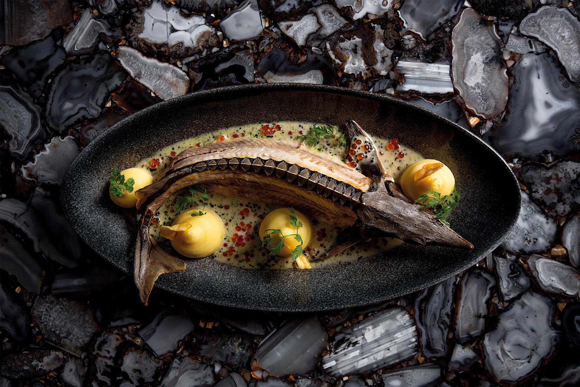 Стерлядь с картофельным пюре и сливочно-икорным соусом