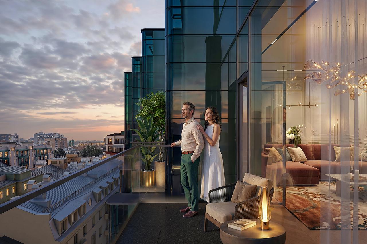 Отсюда открываются красивые виды на двор-сад, район Патриарших, Кремль и храм Христа Спасителя