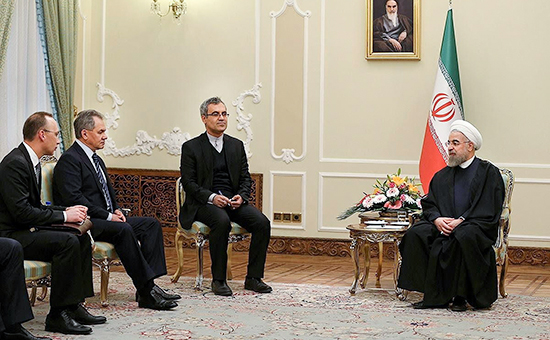 Министр обороны России Сергей Шойгу (второй слева) и президент Ирана Хасан Рухани (справа) во время встречи