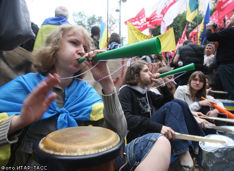 Сторонники и противники закона о русском языке собрались у здания Рады