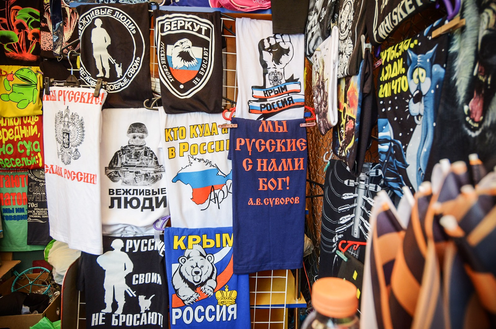 Российский Крым и «Вежливые люди» - символика новых сувениров, которые охотно раскупают и горожане, и гости Севастополя