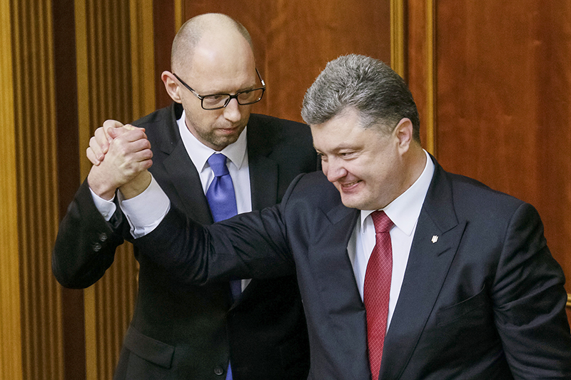 В ноябре 2014 года Арсений Яценюк был переизбран премьер-министром на второй срок. На фото: президент Украины Петр Порошенко (справа) поздравляет Яценюка с победой.