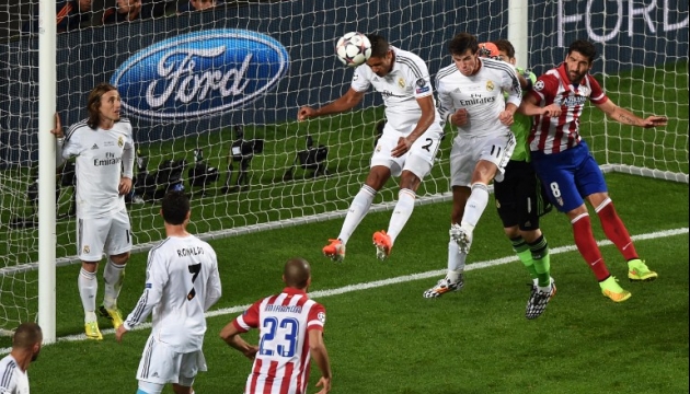 «Реал» переиграл «Атлетико» в финале Лиги чемпионов УЕФА. Уступая по ходу матча 0:1, «Королевский клуб» смог спасти встречу и победить со счетом 4:1. Сильнейший турнир Европы «Реал» покорил уже в 10-й раз в своей истории. Фото - AFP.