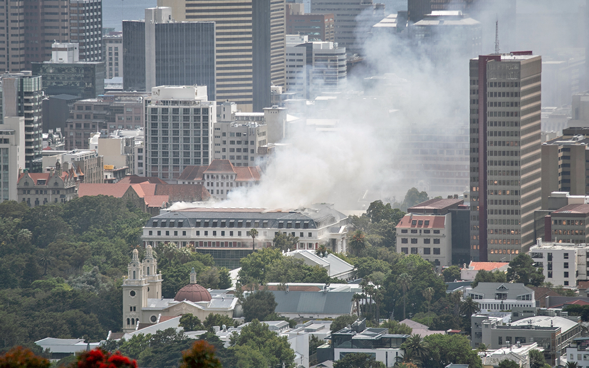 Одного человека задержали после пожара в здании парламента в Кейптауне