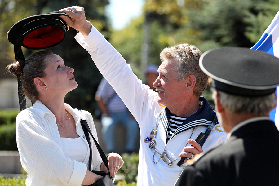 Участники праздничных мероприятий в порту Севастополя.