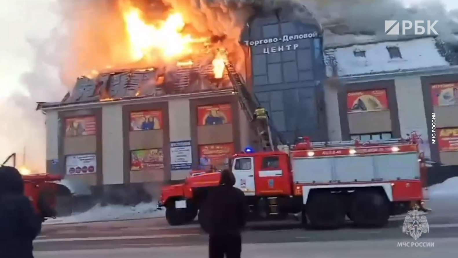 В иркутском поселке загорелись магазин и торговый центр