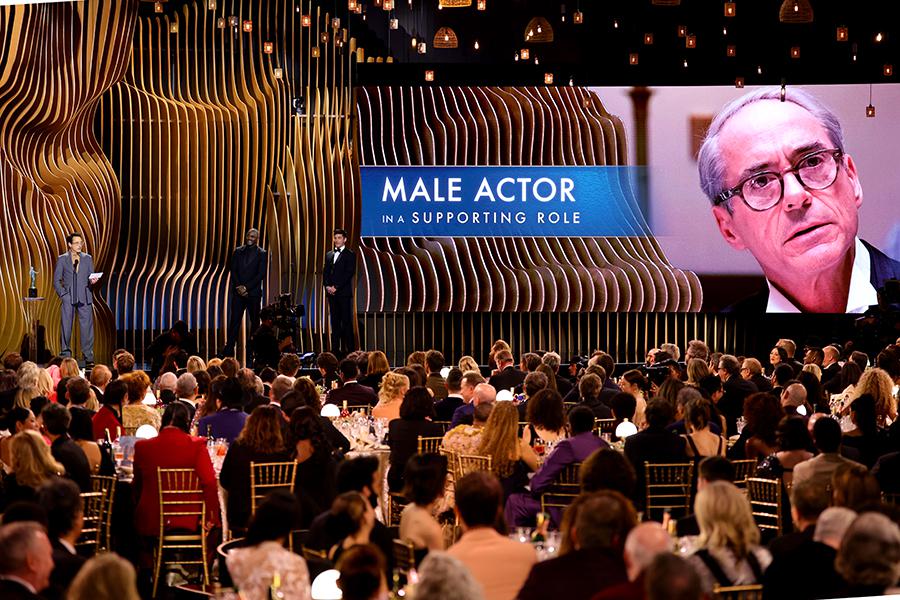 Роберт Дауни-младший (на сцене)&nbsp;принимает награду за лучшую мужскую роль второго плана в фильме &laquo;Оппенгеймер&raquo; на 30-й ежегодной премии Гильдии киноактеров США, 2024 год