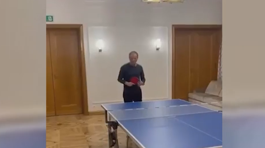 Туск ответил на подозрения в госперевороте видео с игрой в пинг-понг