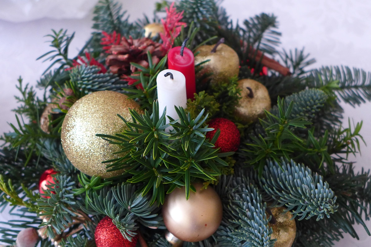 Такая композиция станет отличным украшением новогоднего интерьера