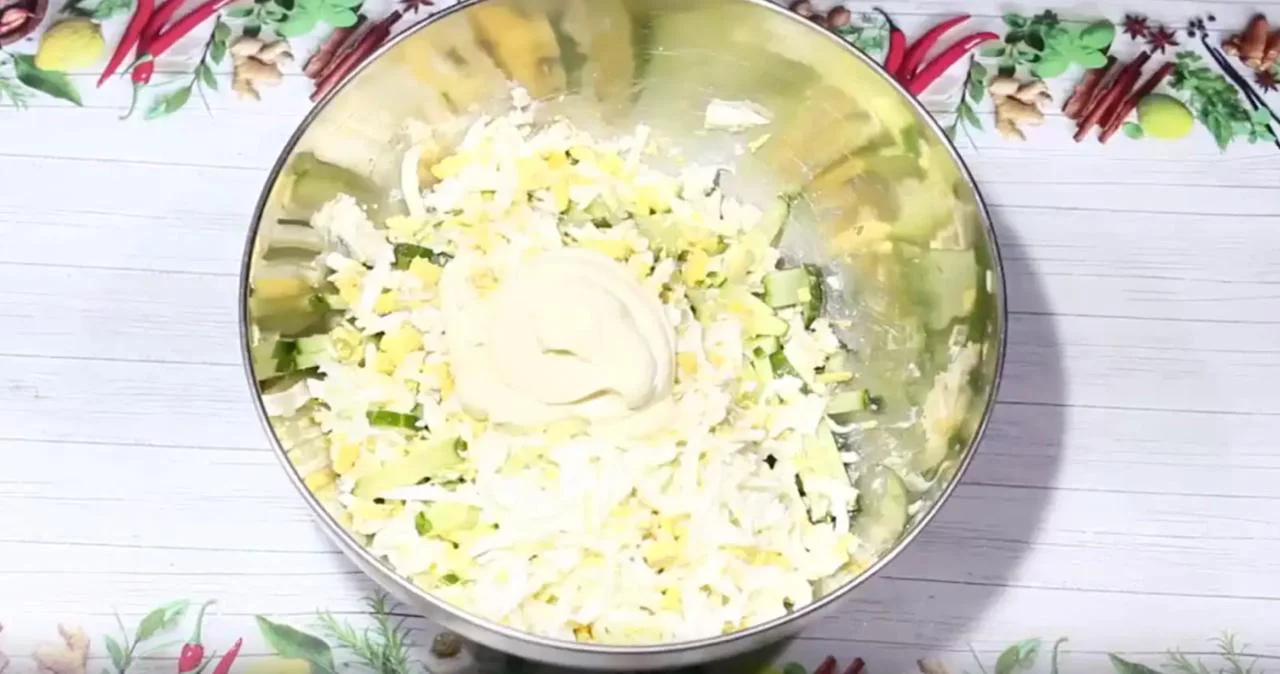 Заправьте салат майонезом