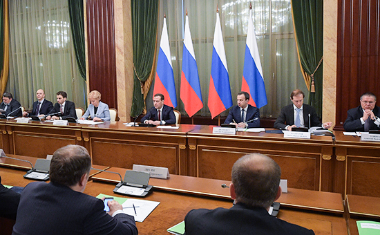 Премьер-министр РФ Дмитрий Медведев (в центре на втором плане) на встрече с представителями бизнеса в доме правительтсва РФ