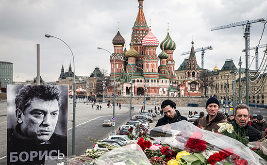 Цветы на месте убийства политика Бориса Немцова на Большом Москворецком мосту