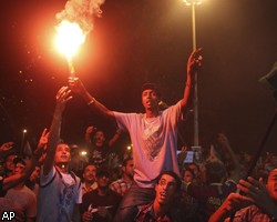 В центре Триполи крушат портреты М.Каддафи и начинают грабежи