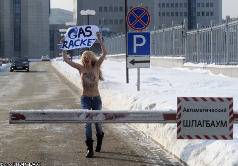 Активистки "Femen" разделись у офиса "Газпрома" 