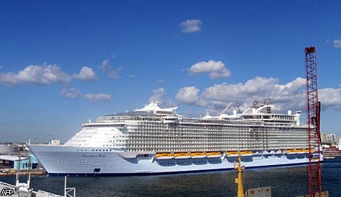 Один из крупнейших в мире лайнеров Allure of the Seas 