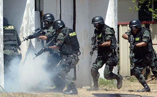 Филиппинские сотрудники полиции. Март 2006 года


