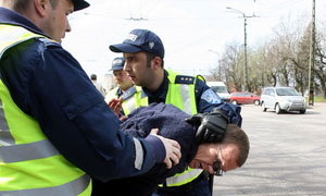 Полиция Румынии задержала пьяного безрукого водителя