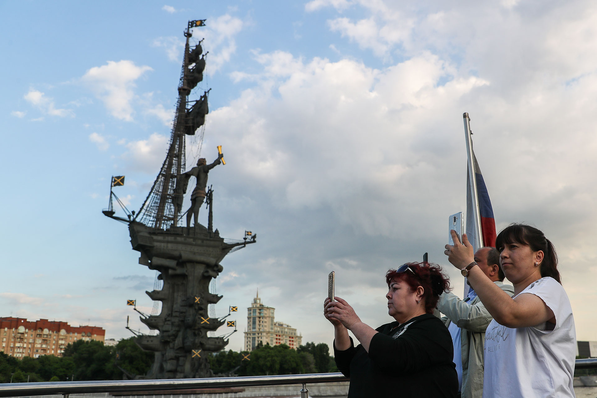 Памятник Петру I скульптора Зураба Церетели на Москве-реке