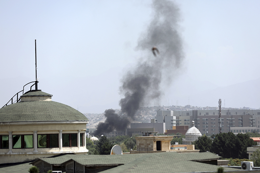 Дым поднимается рядом с посольством США в Кабуле. Источники AP сообщили, что американцы сжигают на крыше посольства секретные документы. CNN передавал, что США в воскресенье начали эвакуировать оставшихся в стране дипломатов