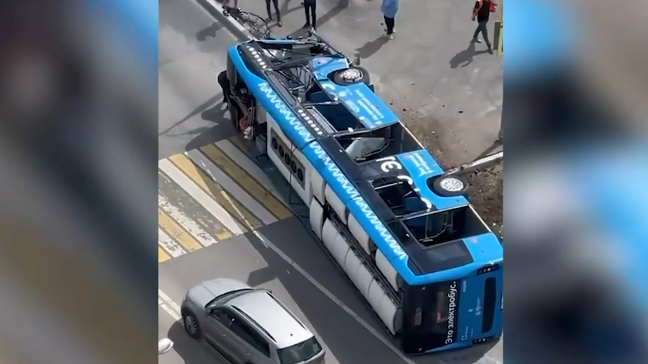 На востоке Москвы перевернулся электробус