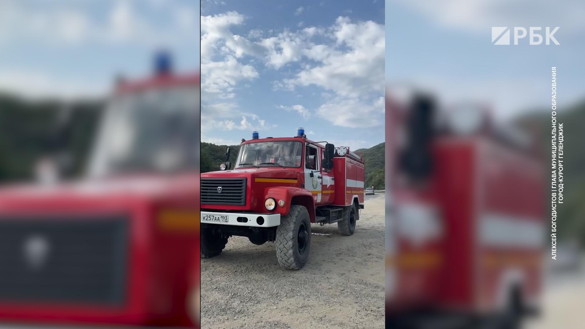 Пожар после БПЛА в Геленджике, из-за которого эвакуируют туристов. Видео