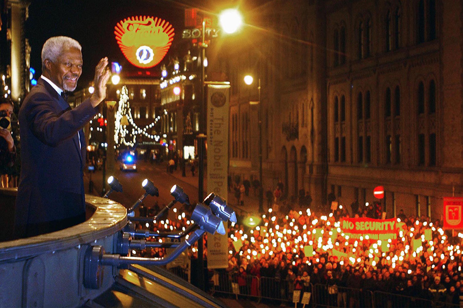 Премию разделили между ООН и ее генеральным секретарем Кофи Аннаном, награду вручили &laquo;за вклад в создание более организованного мира и укрепление мира во всем мире&raquo;. Аннан был генсеком&nbsp;ООН с 1997 года&nbsp;и на этом посту смог &laquo;вдохнуть новые силы в ООН&raquo;. Нобелевский комитет также отметил его внимание &laquo;к правам&nbsp;человека&raquo;,&nbsp;&laquo;усилия по прекращению распространения ВИЧ и осуждение международного терроризма&raquo;.

Кофи Аннаном родился в Гане в 1938 году, работал в ООН с 1962 года. В 1990 году возглавлял гуманитарную миссию в Ираке позже был помощником генерального секретаря ООН по операциями по поддержанию мира и его заместителем. На посту генсека&nbsp;Аннан работал над повышением эффективности ООН и над разрешением ряда конфликтов, в том числе в Ираке в 1998 году и Восточном Тиморе в 1999 году и между Израилем и Палестиной&nbsp;&mdash; в 2000 году.