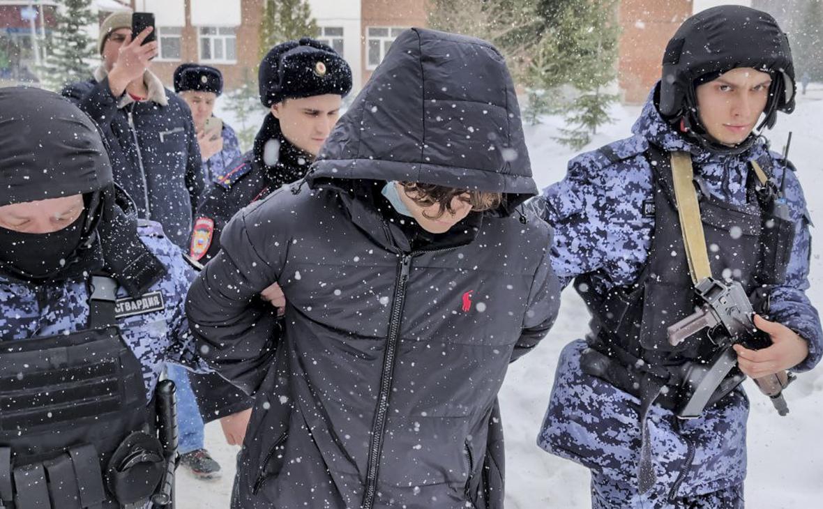 Ученик девятого класса (в центре на первом плане), стрелявший из страйкбольного автомата.