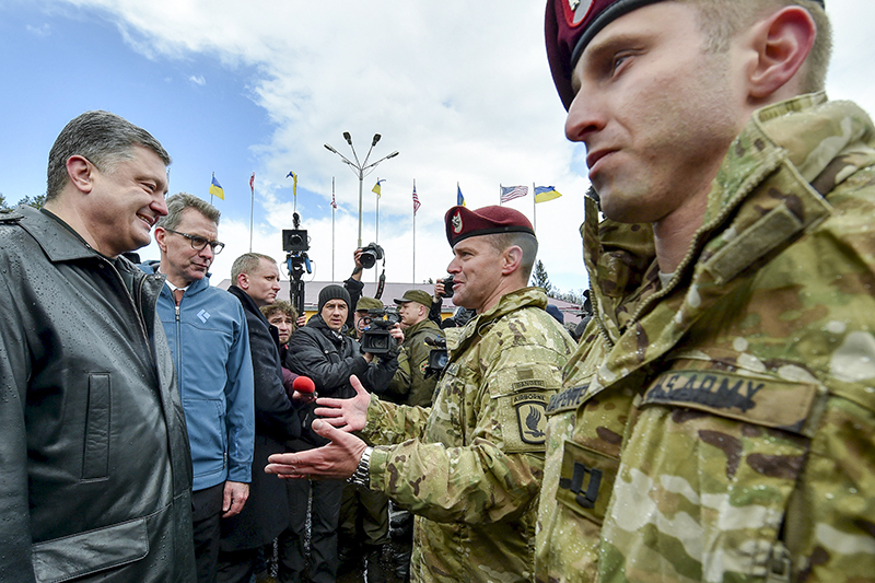 Порошенко посещает совместные учения американских и украинских военных в Львовской области.