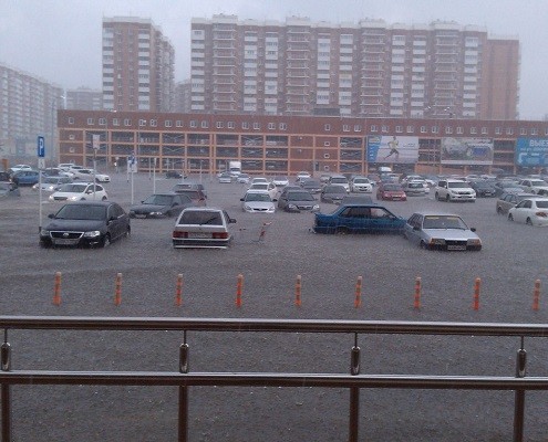 В Краснодаре ливень затопил ТРЦ "Красная площадь"