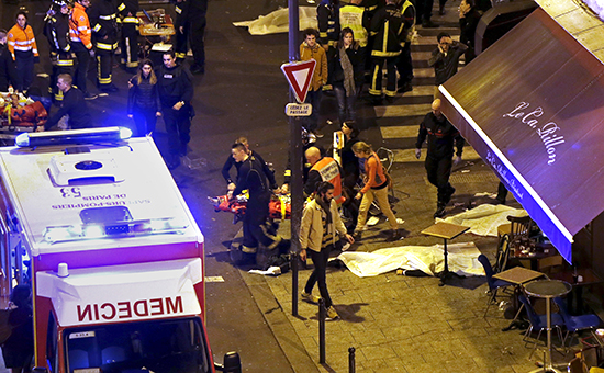 Спасатели оказывают помощь пострадавшим в результате теракта в Париже (ресторан Le Carillon), фото 13 ноября 2015 года