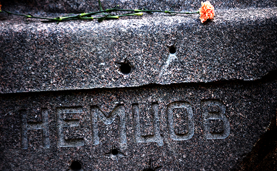 Фрагмент памятника на могиле политика Бориса Немцова на Троекуровском кладбище в Москве