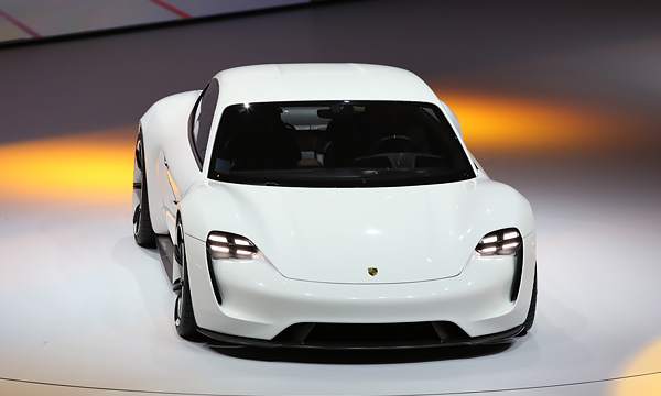 Первый серийный электрокар Porsche сделают похожим на Mission E