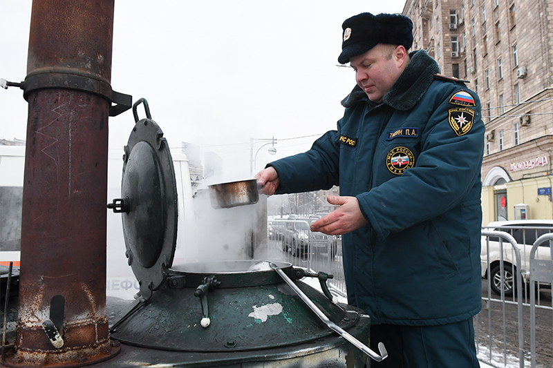 Одна из походных кухонь, развернутых&nbsp;управлением МЧС по Москве в связи с резким понижением температуры