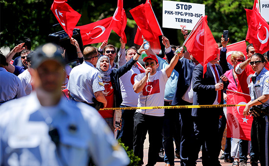Группа сторонников Реджепа Эрдогана&nbsp;выкрикивает лозунги его противникам


