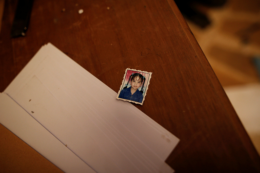 Фото неизвестной девочки, найденное на&nbsp;столе в&nbsp;доме, который&nbsp;использовался террористами как&nbsp;тюрьма
