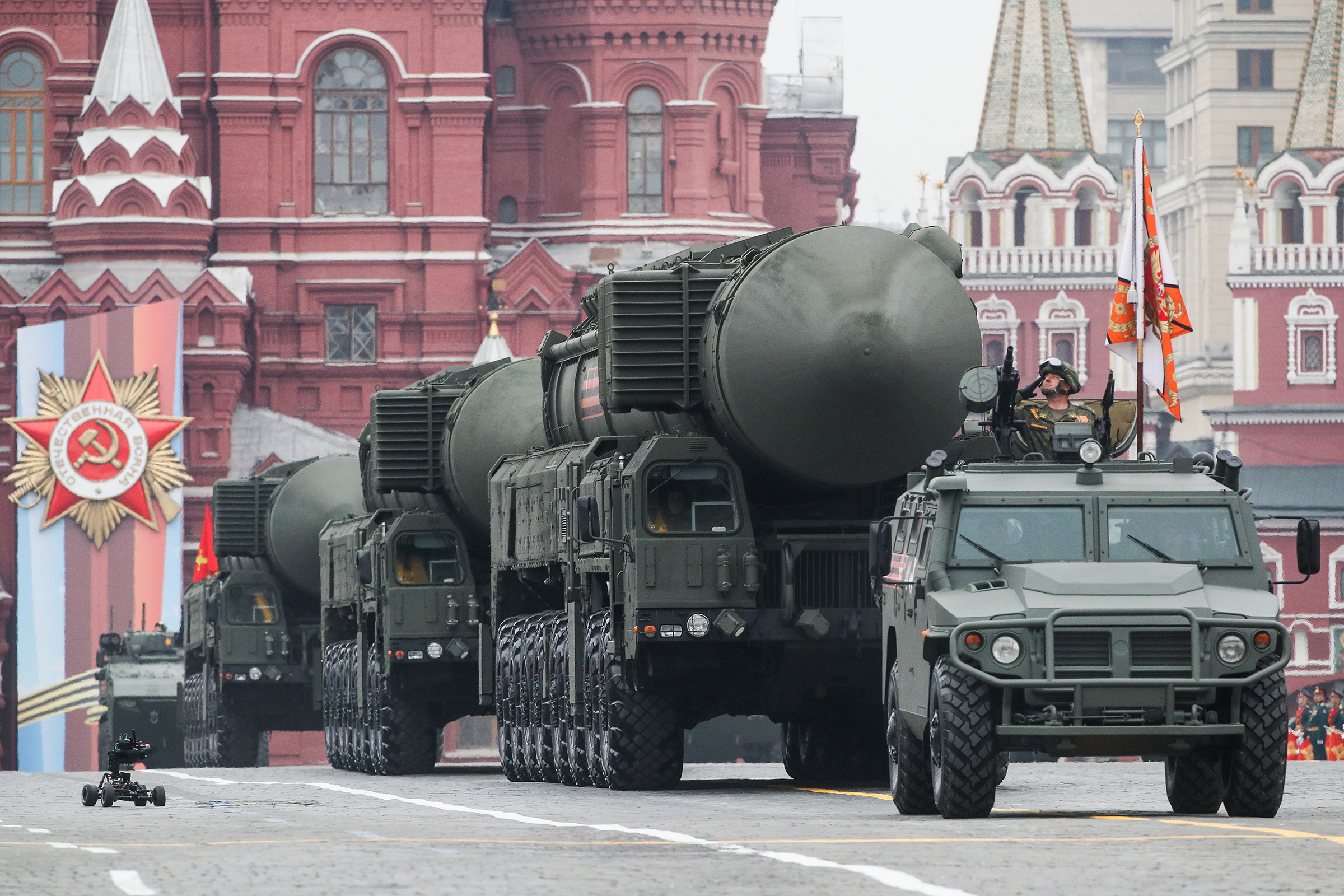 АПУ подвижный грунтовый ракетный комплекс (ПГРК) &laquo;Ярс&raquo; на Красной площади во время военного парада