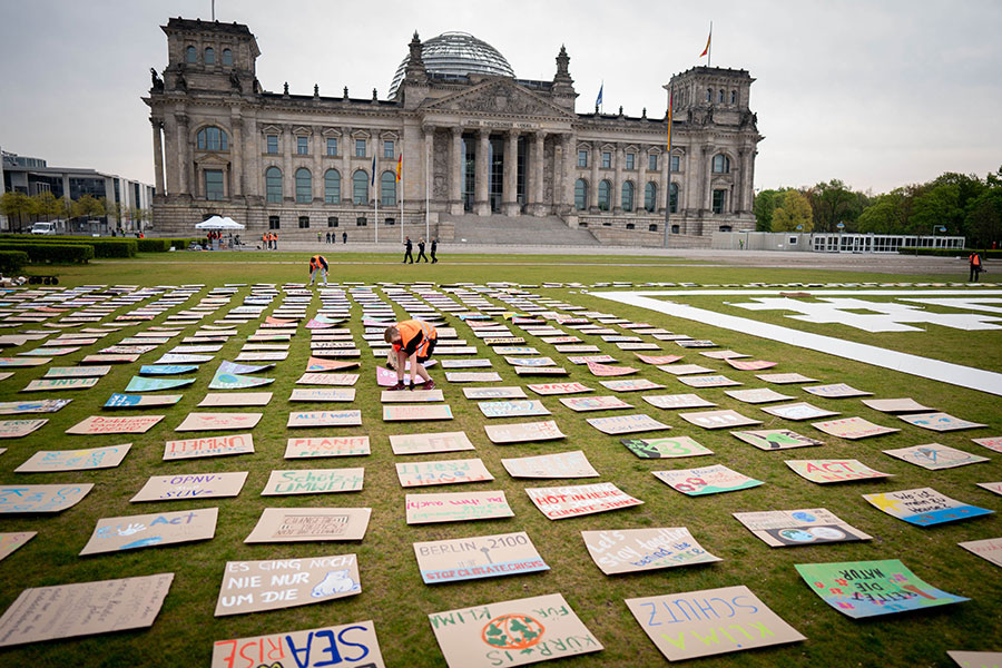 Подготовка к акции в защиту климата в Берлине, Германия. Активисты экологического движения Fridays for Future для участия в демонстрации передали самодельные плакаты, чтобы разложить их у бундестага
