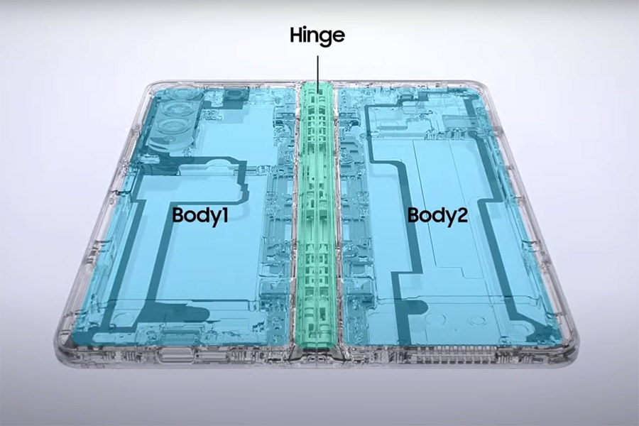У Galaxy Z Fold3 две части корпуса, которые соединяются между собой специальным шарниром из усиленного алюминия. Он позволяет зафиксировать устройство в любом положении.