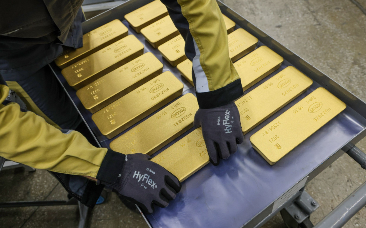 Золотые слитки массой&nbsp;12,5 кг на заводе цветных металлов &laquo;Красцветмет&raquo; в Красноярске