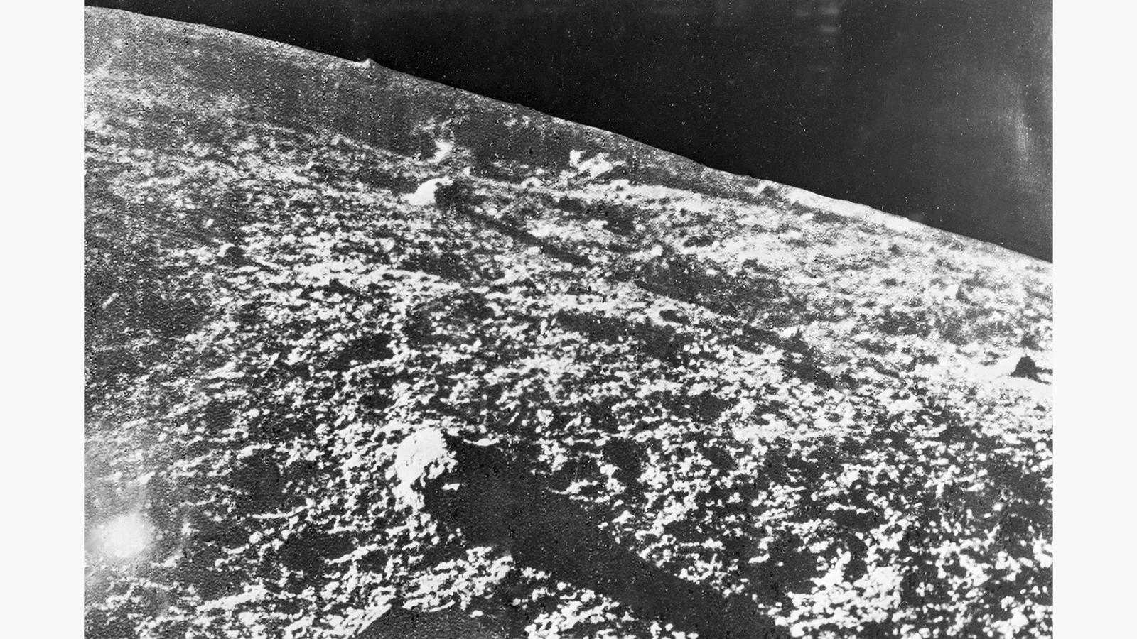 <p>Изображение лунного&nbsp;ландшафта, полученное со станции &laquo;Луна-9&raquo;.&nbsp;3 февраля 1966 года</p>