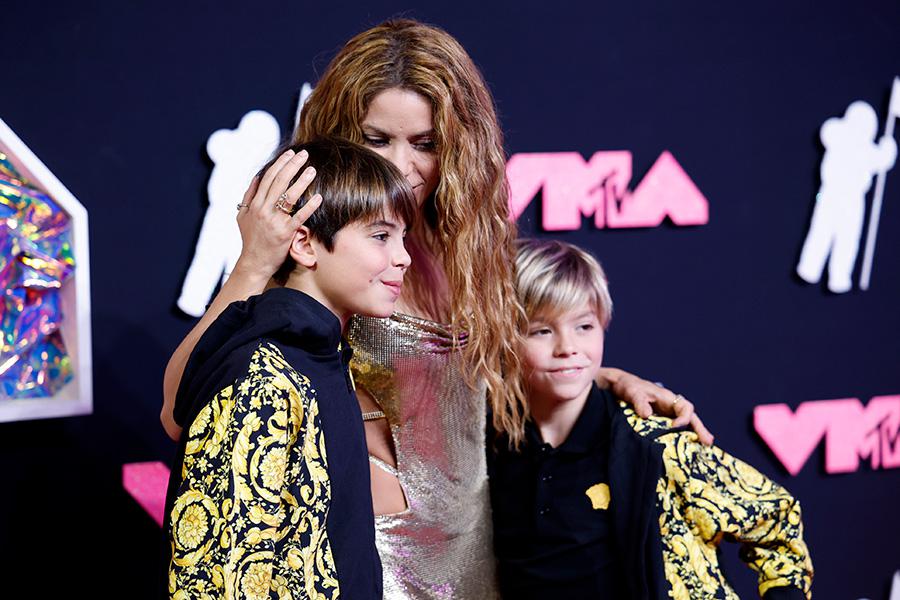 Шакира с сыновьями Сашей и Миланом, 2023 год